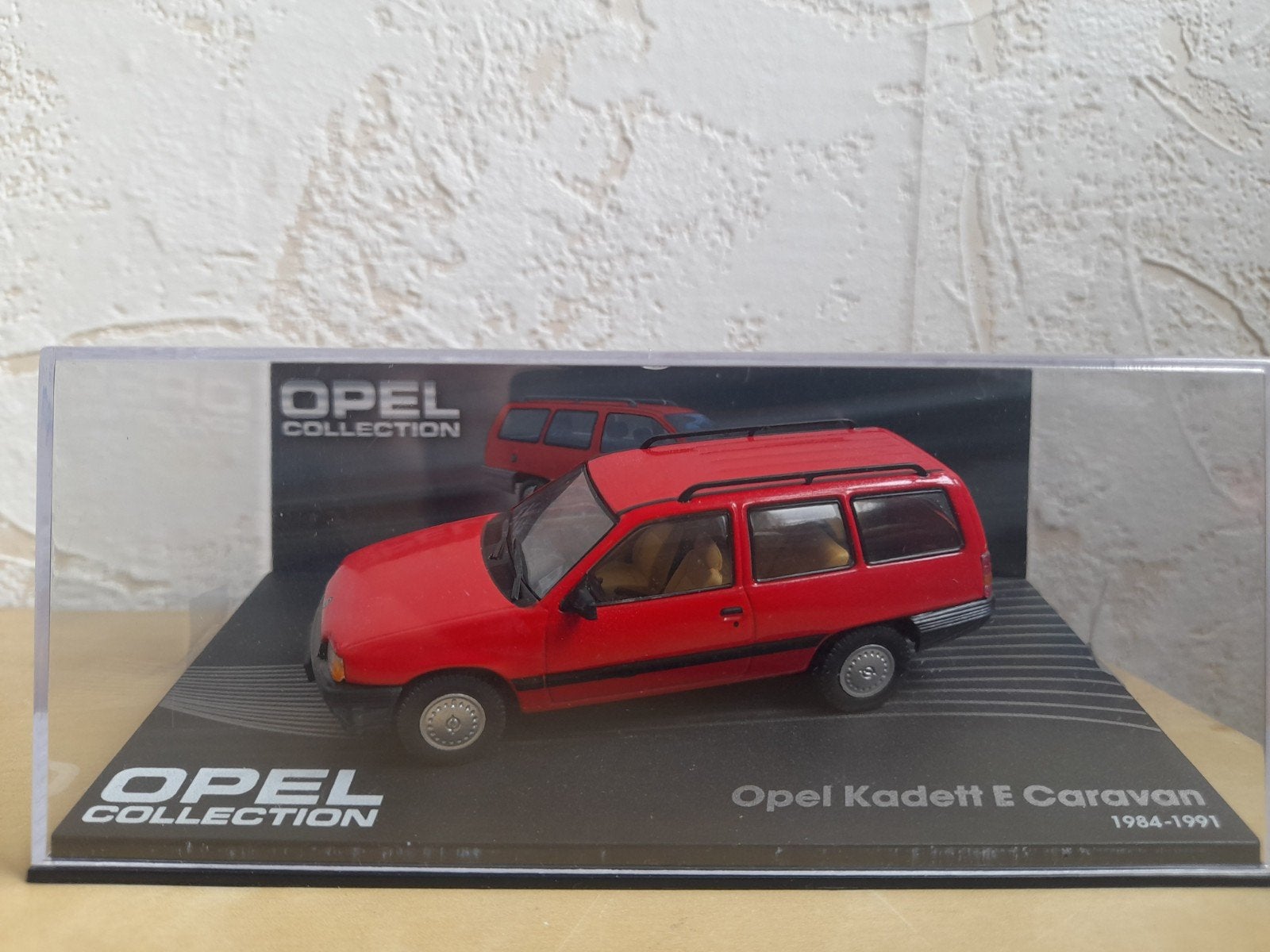 Opel Kadett E Caravan Rood 1984-1991 Opelcollection 1:43 box, Ophalen of Verzenden, Zo goed als nieuw, Auto, Overige merken