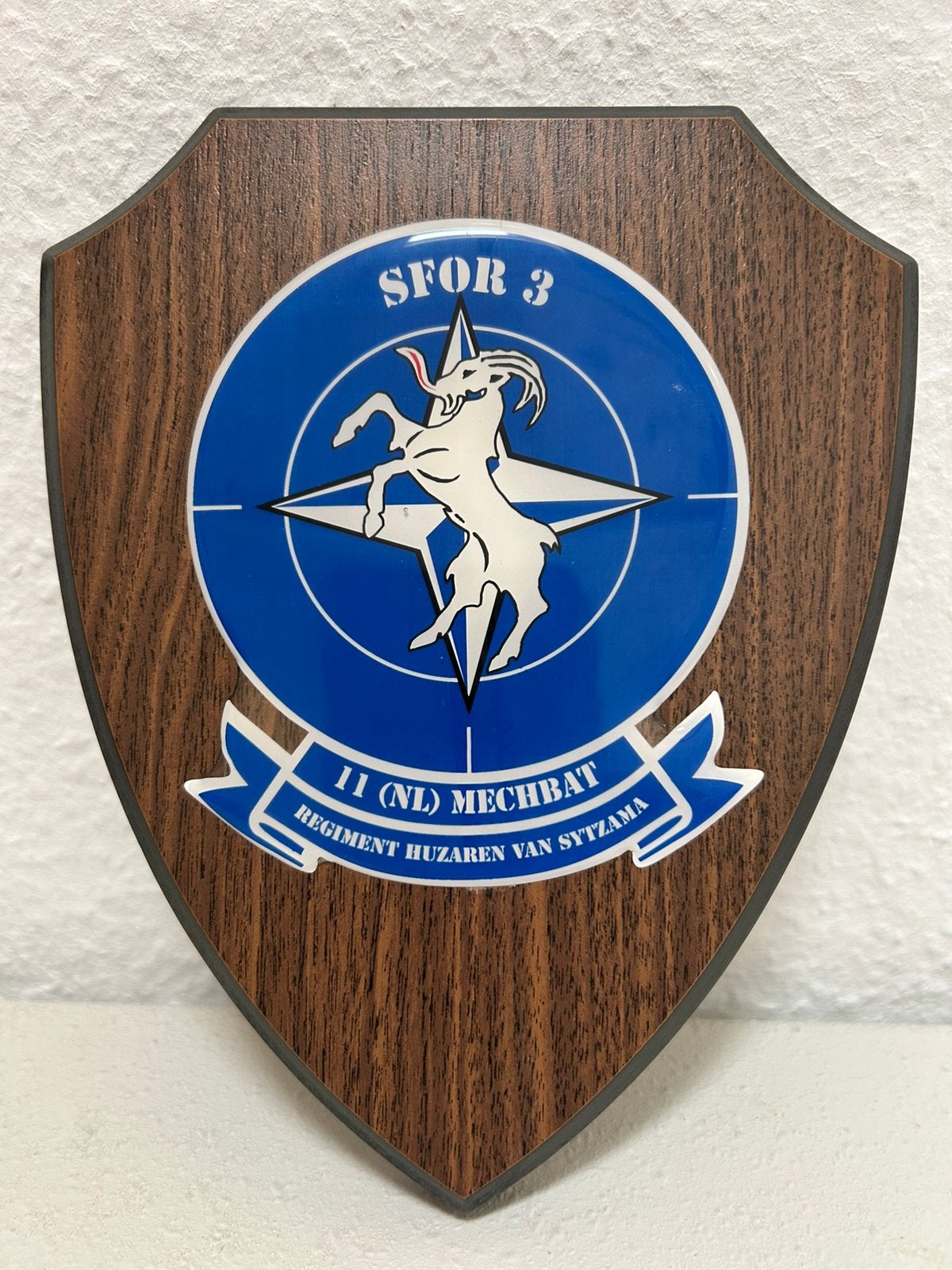 Wapenschild 11 NL Mechbat Sfor 3, Ophalen of Verzenden, Landmacht, Nederland, Embleem of Badge