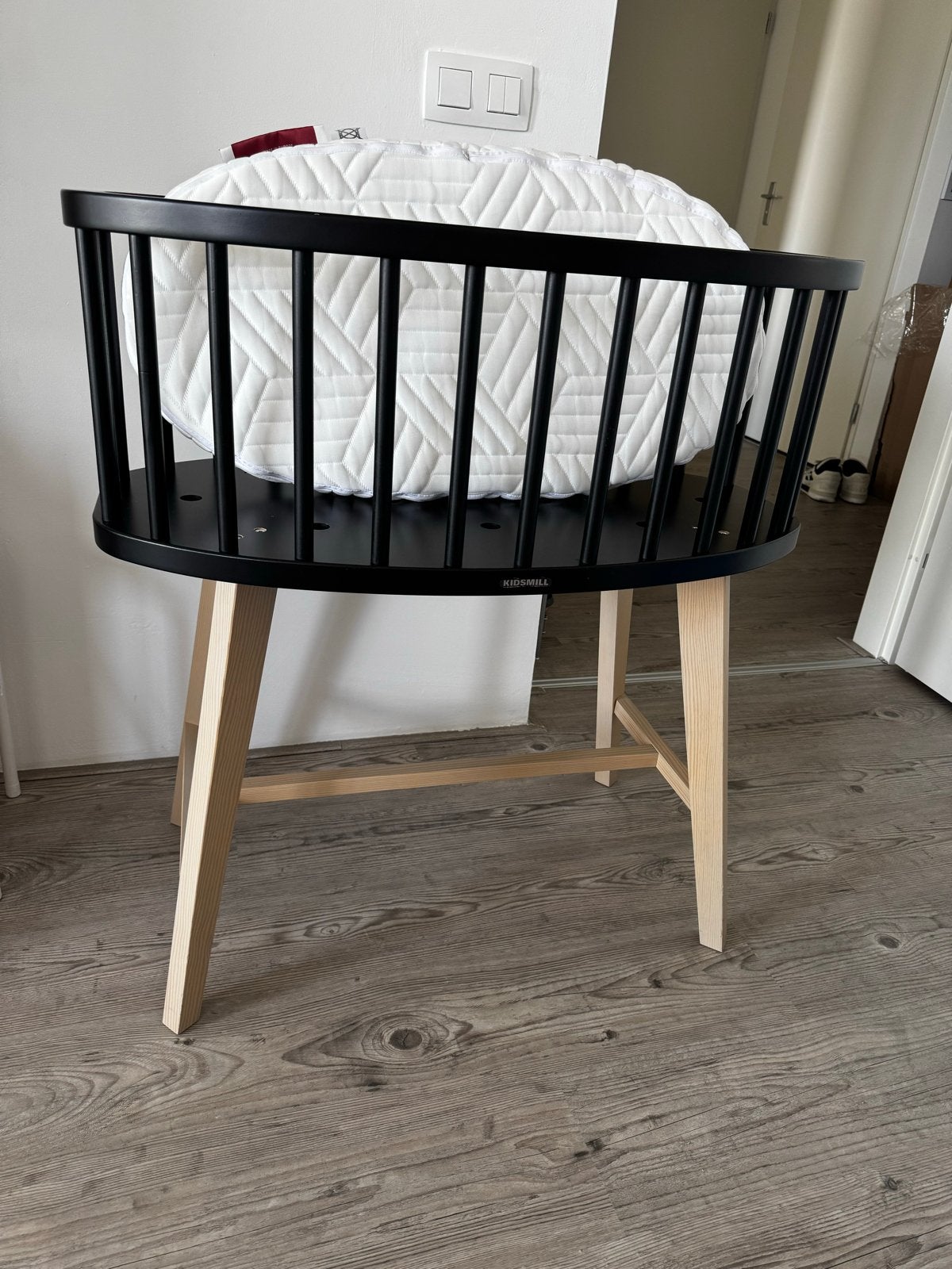 Kidsmill Lars Wieg zwart/blank Pretura Superior  Matras, Ophalen of Verzenden, Zo goed als nieuw, Wieg