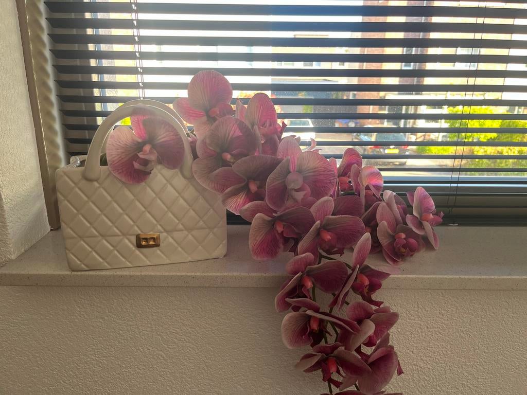 Vaas in tasvorm met orchideeën, Huis en Inrichting, Woonaccessoires | Vazen, Wit, Aardewerk of Porselein, Ophalen of Verzenden