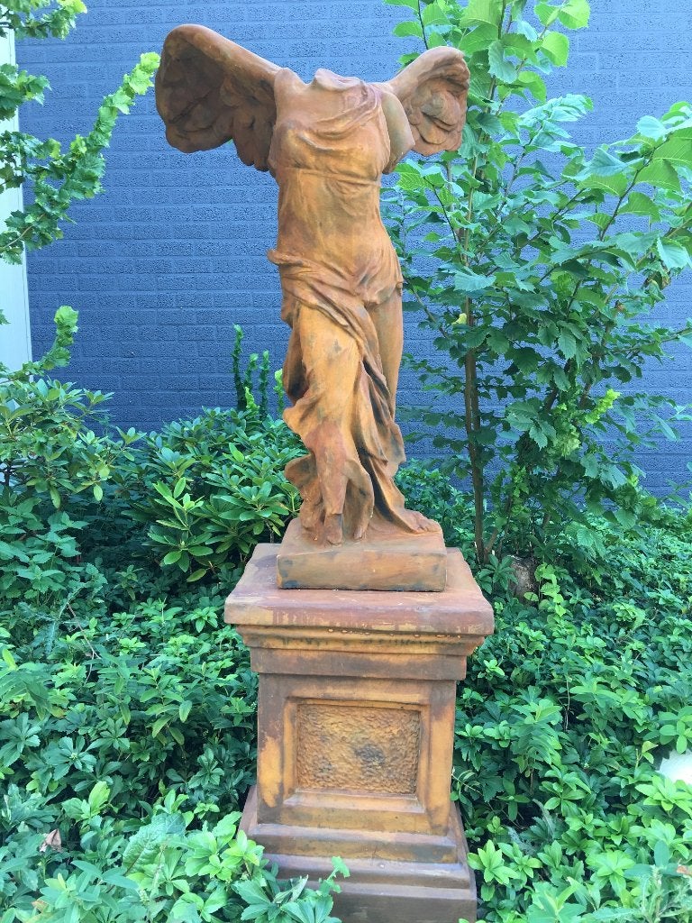Prachtig massief oxide Engel Nikè beeld op sokkel, uniek!!, Tuin en Terras, Steen, Engelenbeeld, ., Nieuw