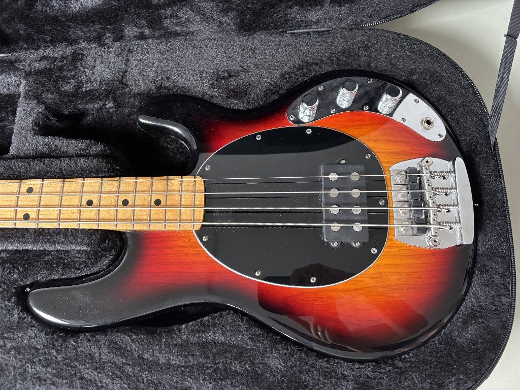Music Man Retro 70s StingRay Sunburst, Muziek en Instrumenten, Snaarinstrumenten | Gitaren | Bas, Ophalen, Zo goed als nieuw, Elektrisch