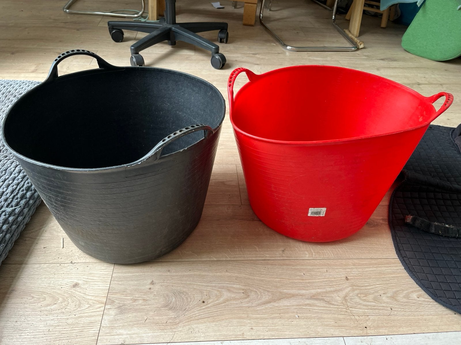 Twee plastic drinkbakken groot paarden, Ophalen, Gebruikt