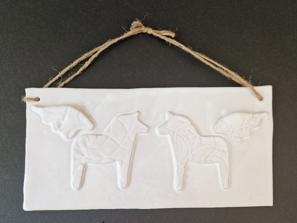 Keramiek wandbord met Zweedse paardjes - Gemerkt, Antiek en Kunst, Antiek | Keramiek en Aardewerk, Ophalen of Verzenden