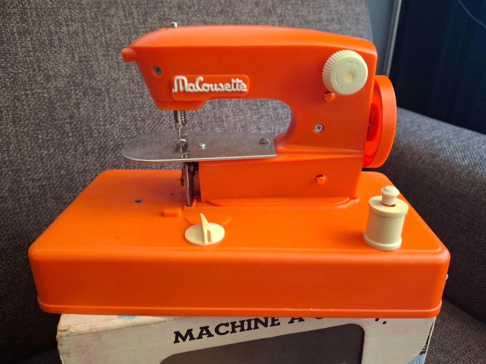 Naaimachine ( kinder) oranje jaren 70 in doos, Ophalen of Verzenden, Zo goed als nieuw