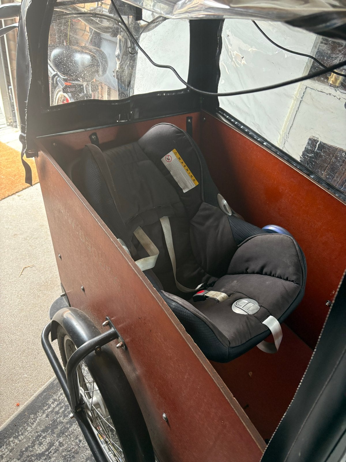 Steco Maxi Cosi bakfiets standaard, met vering,incl stoeltje, Ophalen, Gebruikt