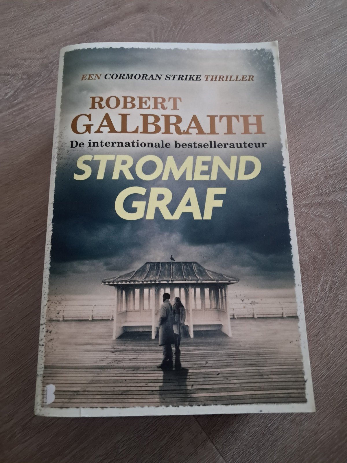 Robert Galbraith - Stromend graf, Boeken, Europa overig, Robert Galbraith, Ophalen of Verzenden, Zo goed als nieuw