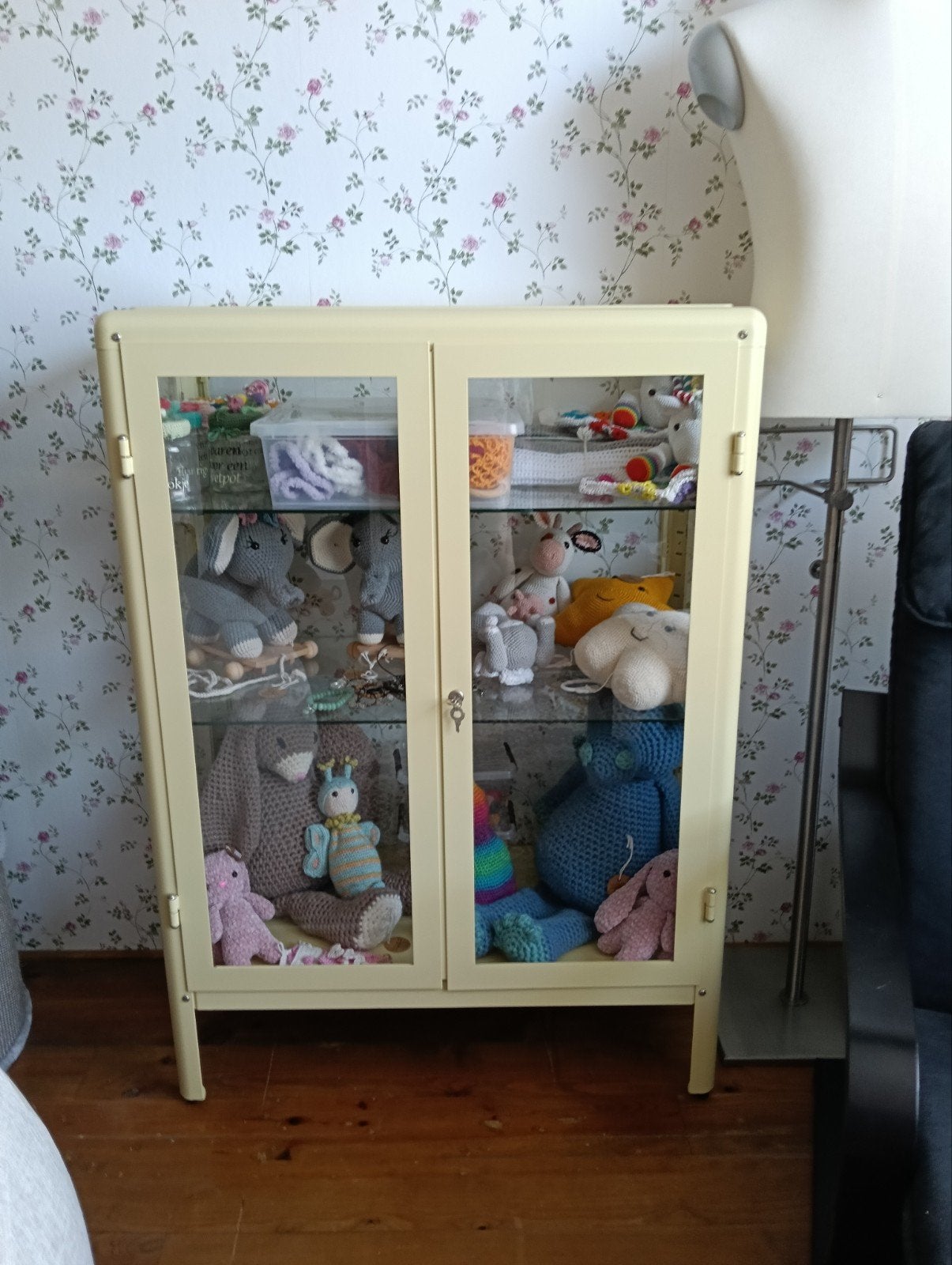 Fabrikor Ikea vitrinekast met glazen deuren, Huis en Inrichting, Kasten | Vitrinekasten, Ophalen, 100 tot 150 cm, Vintage, Industrieel, Retro