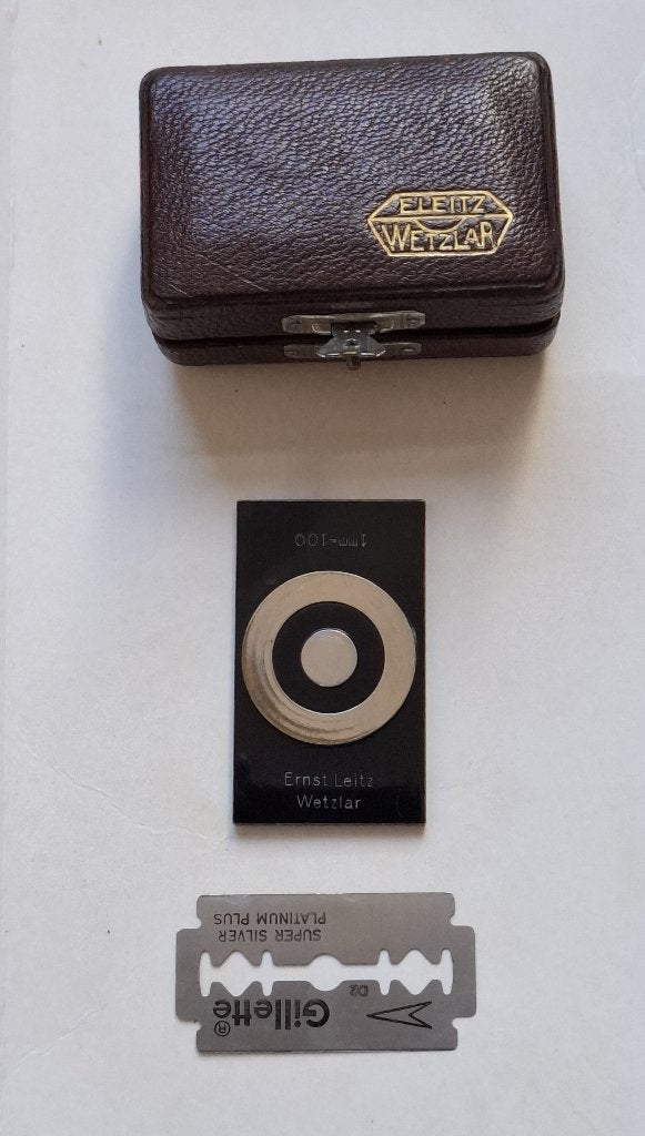 Ernst Leitz Wetzlar plaatje 1 mm = 100 voor microscoop, Ophalen of Verzenden, Gebruikt, Minder dan 400x, Onderdelen of Toebehoren
