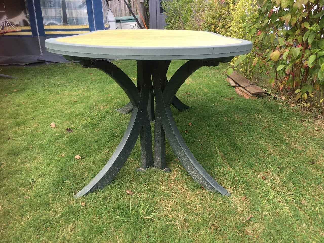Foto 3 van Grote ovale kunststof buitentafel 160x95 cm - Gratis af te h