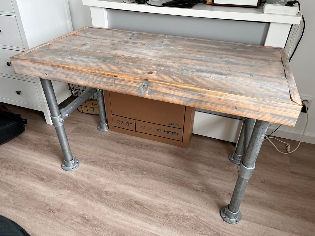 Industriële tafel van steigerhout en metalen buizen, Huis en Inrichting, Bureaus, Ophalen, Zo goed als nieuw