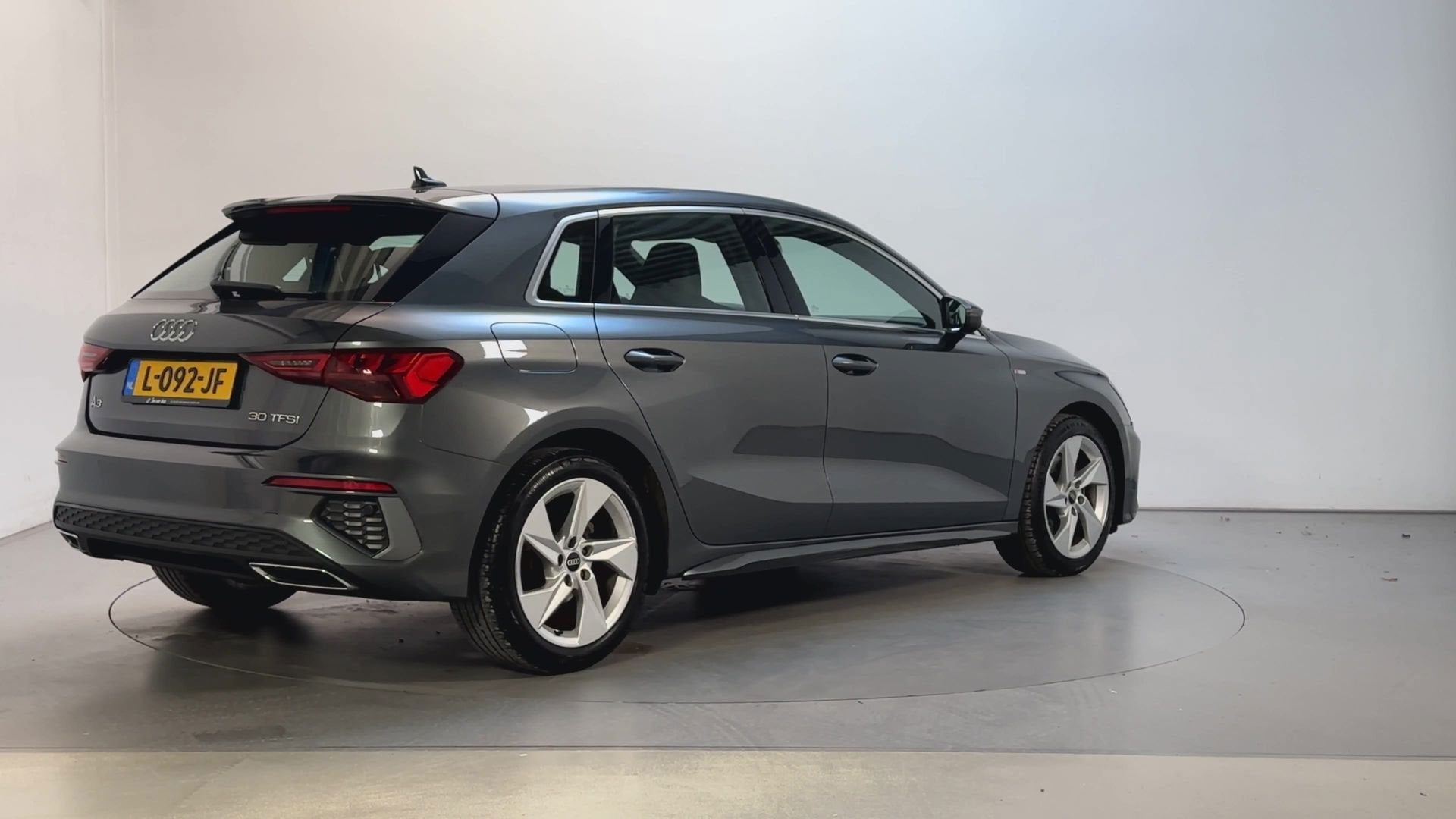 Audi A3 Sportback 30 TFSI S Edition Leder-Stof LED Virtual C, Auto's, Dealer onderhouden, Gebruikt, Met garantie (alle), Leder en Stof