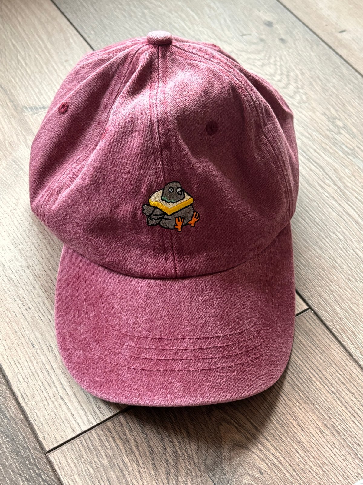 Bordeauxrode pet met geborduurd figuurtje, Kleding | Dames, Hoeden en Petten, Ophalen of Verzenden, Nieuw, One size fits all, Pet