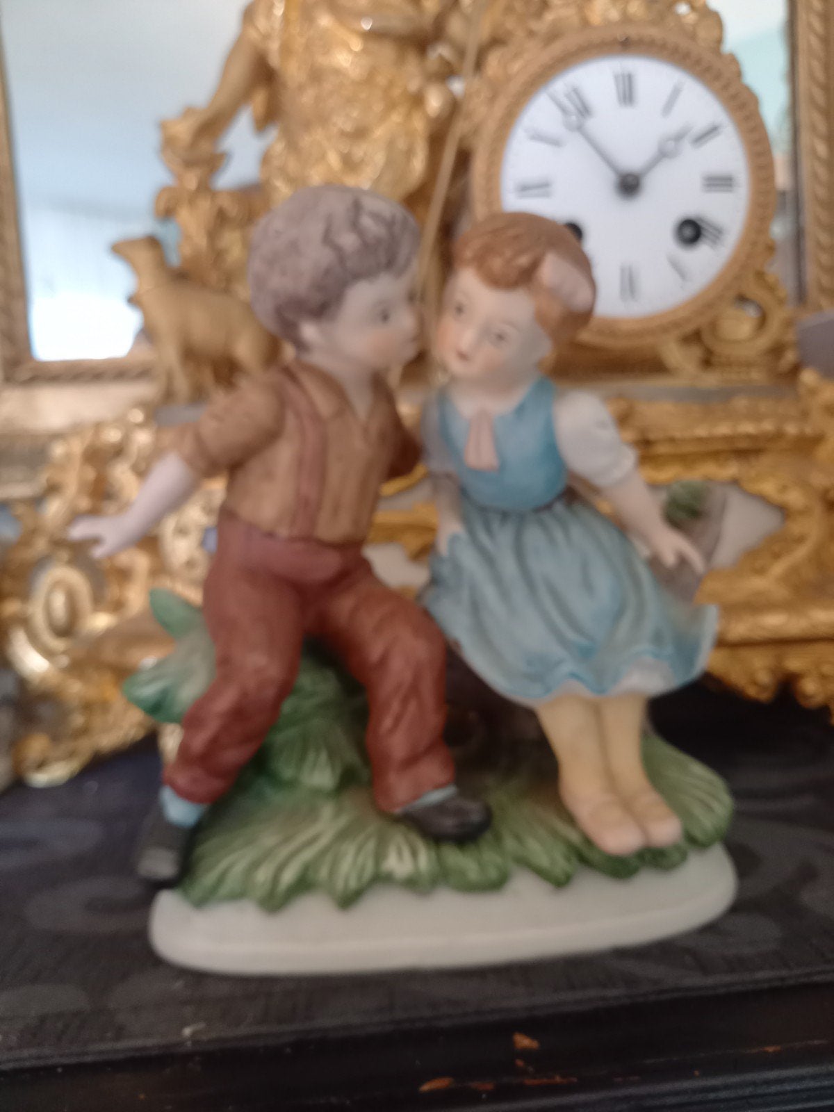 oud Bisque porseleinen beeldje meisje met jongen verliefd, Verzamelen, Beelden en Beeldjes, Ophalen of Verzenden, Zo goed als nieuw