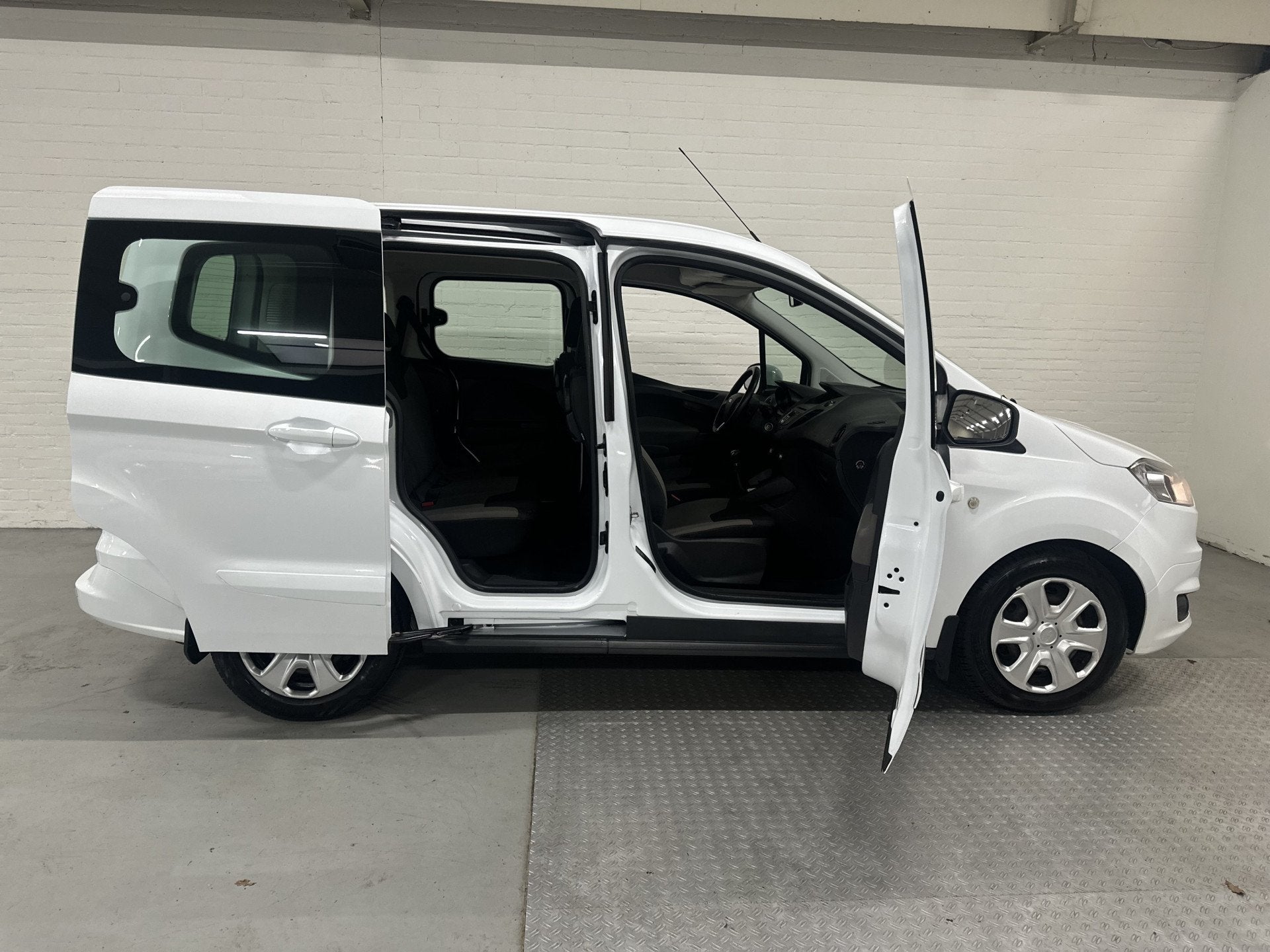 Ford Tourneo Courier 1.0 Titanium AIRCO /CRUISE / ELK.PAKKET, Auto's, Voorwielaandrijving, Gebruikt, Wit, Bedrijf
