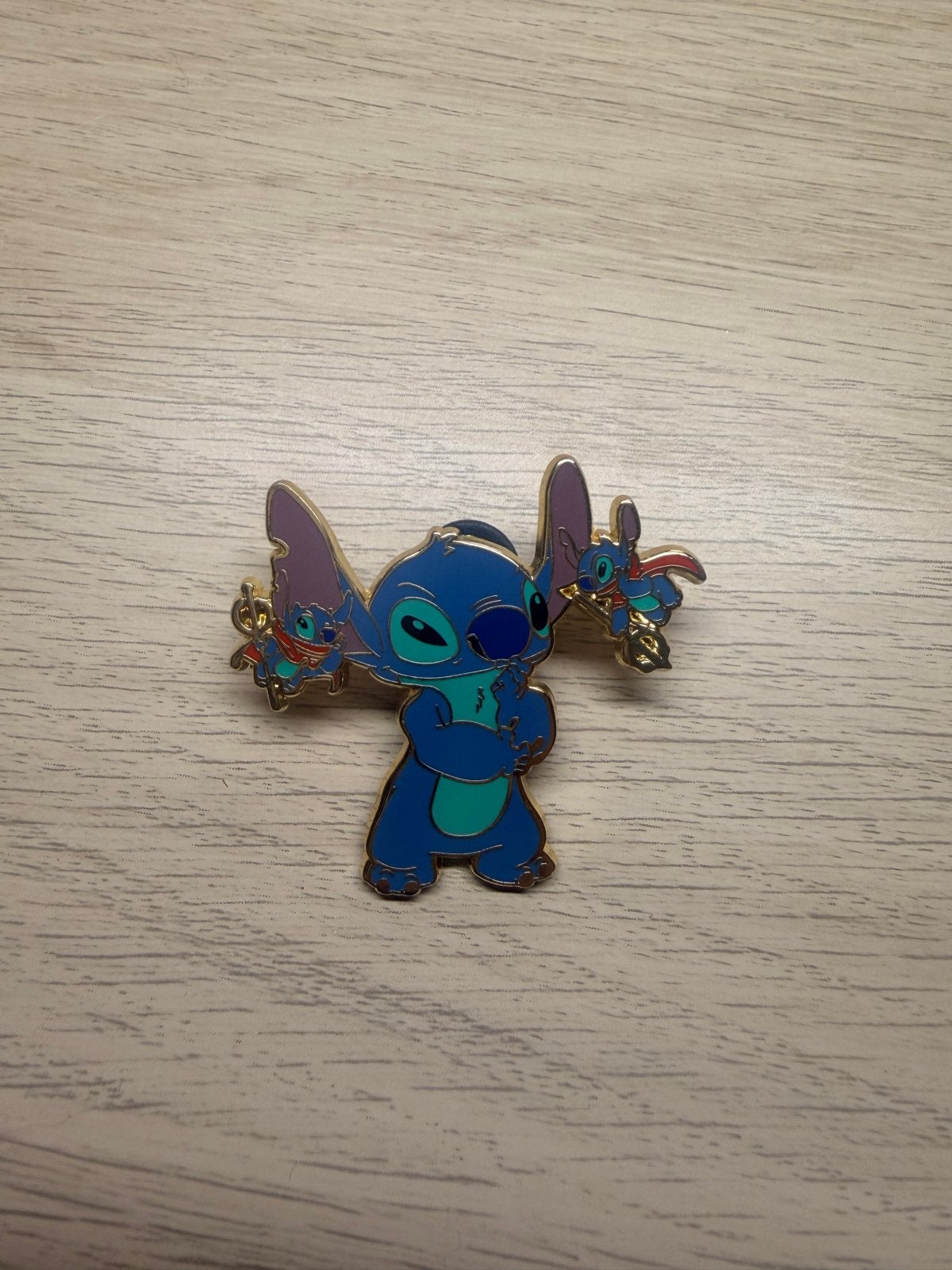 Disney Stitch met engeltjes pin, Ophalen of Verzenden, Overige figuren, Zo goed als nieuw, Overige typen