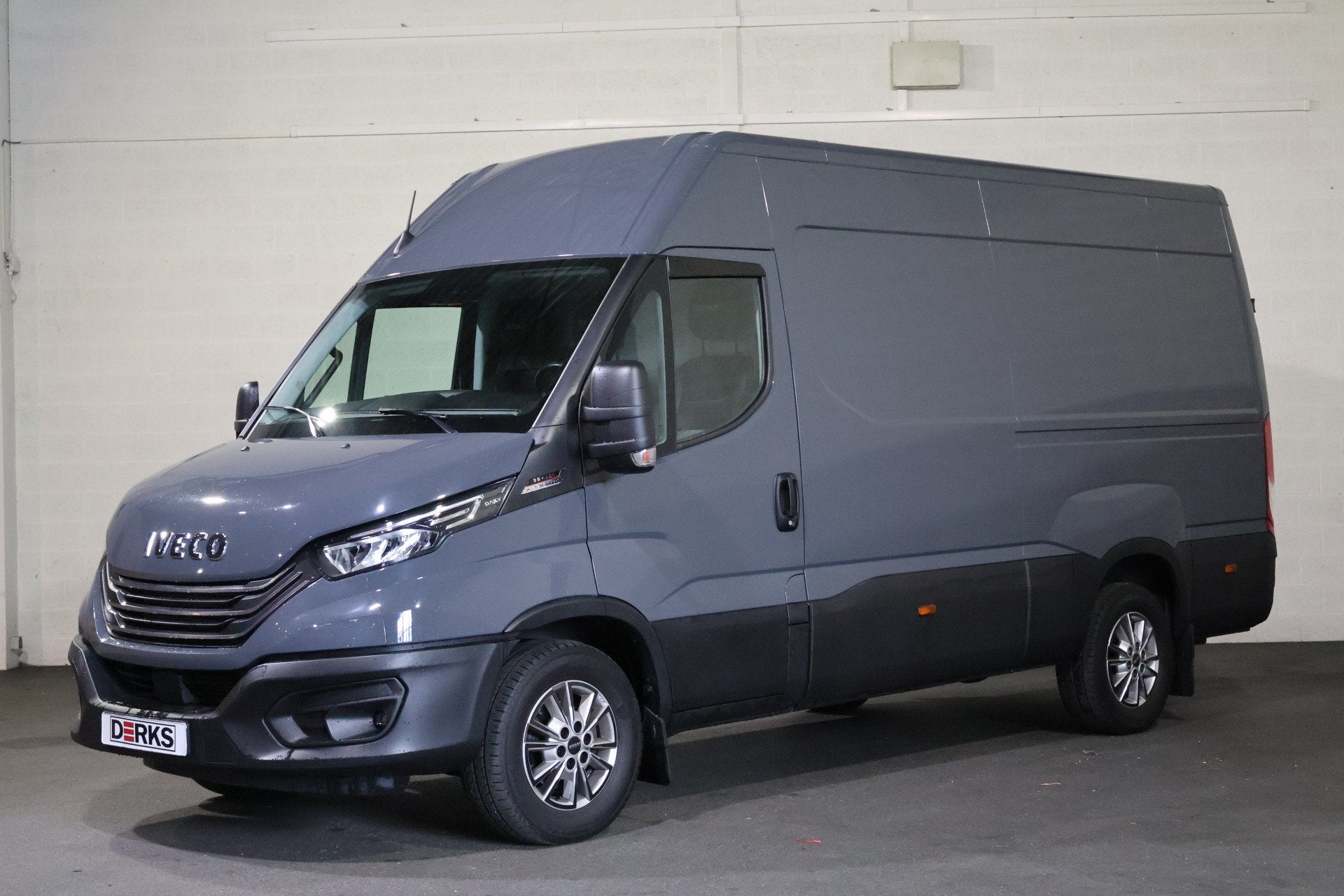 Foto 4 van Iveco Daily 35S18 L2 H2 Automaat Airco Navigatie 3.5T Trekha