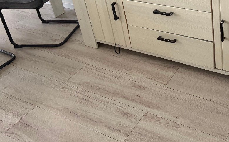 Twist Wide laminaat 70m² + witte plinten 8 mm، AC4، K 32،, Ophalen, Zo goed als nieuw, Grijs, 50 tot 75 m²