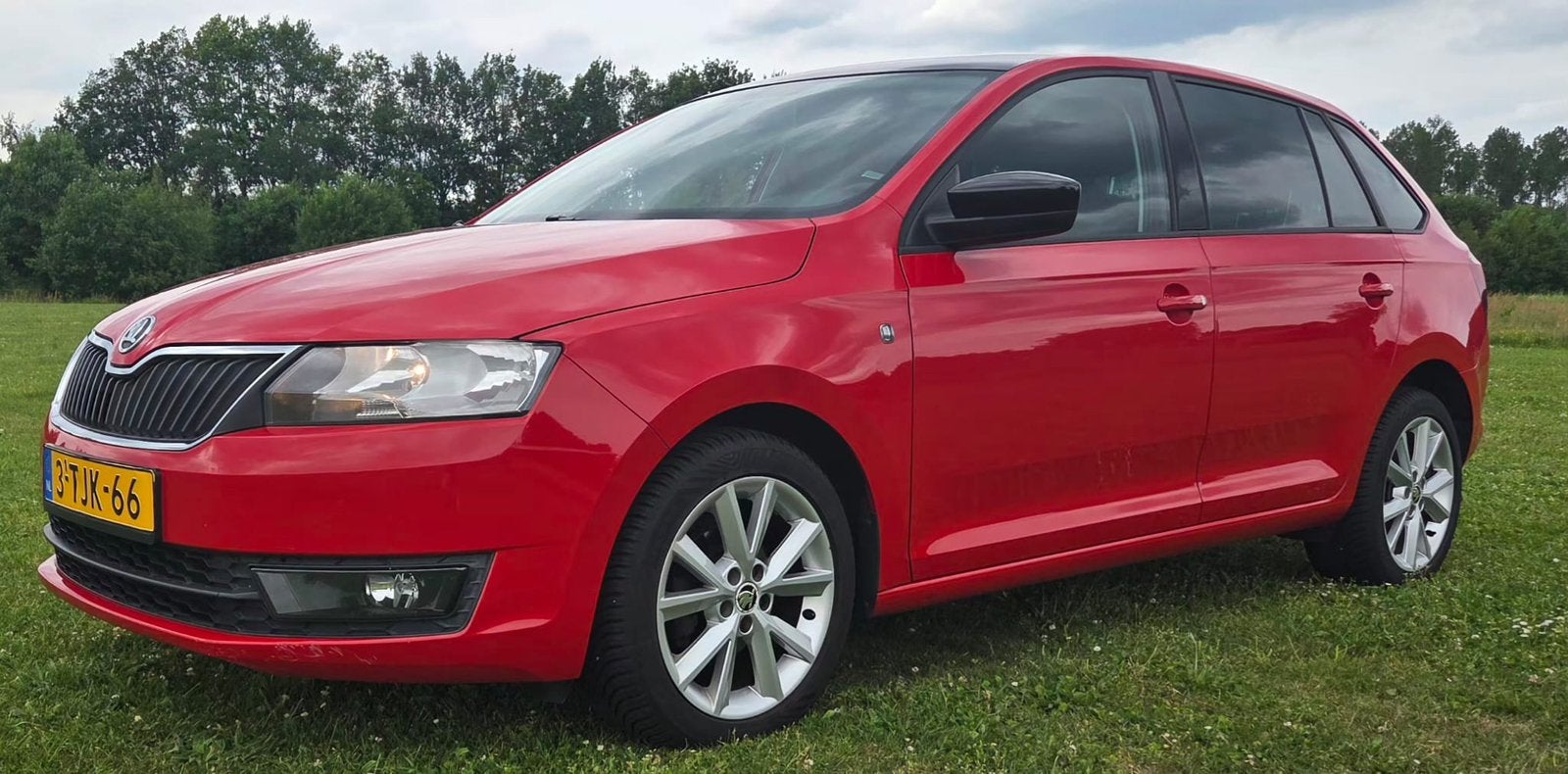 SKODA RAPID Spaceback 1.2 TSI MET nieuwe apk en beurt., Auto's, Voorwielaandrijving, Stof, Zwart, 49 €/maand