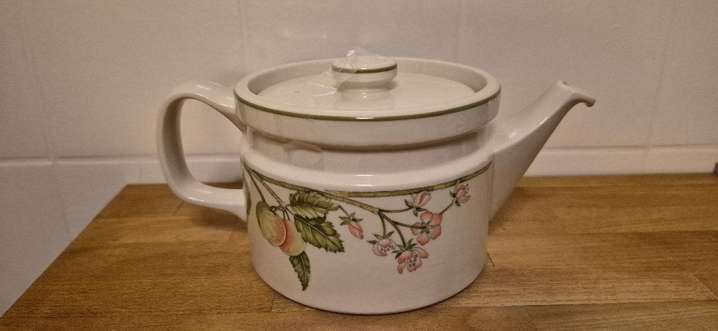Wild apple wedgwood theepot made in england ongebruikt ., Nieuw, Ophalen of Verzenden, Theepot, Wedgwood