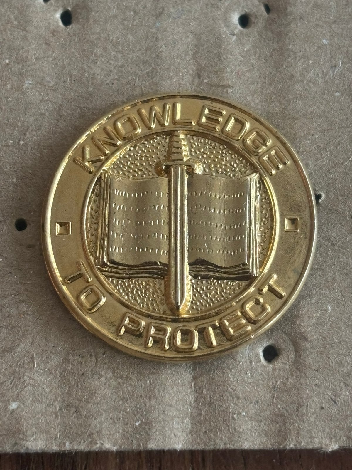 Gouden pin Knowledge to Protect - Boek & Zwaard, Ophalen of Verzenden, Zo goed als nieuw, Overige onderwerpen, Speldje of Pin