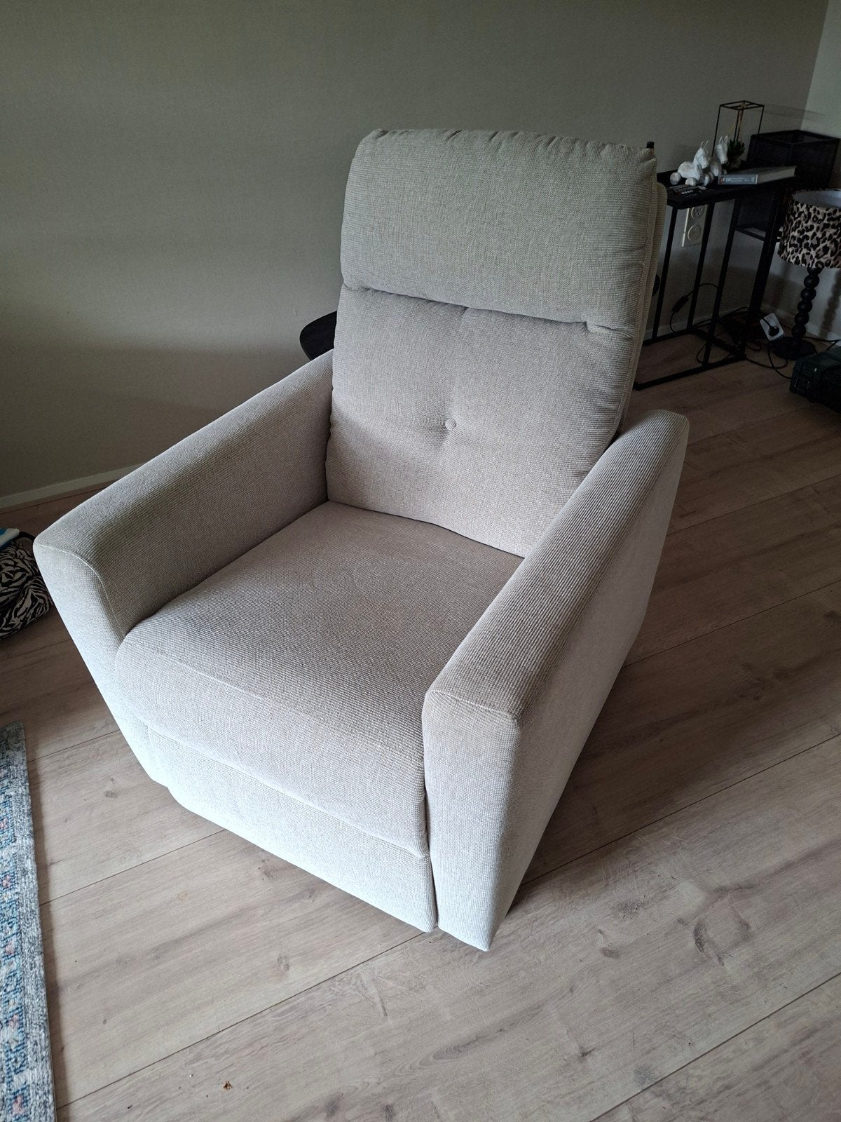 JYSK VEJLBY fauteuil licht zand - Relaxfauteuil, Huis en Inrichting, Fauteuils, Ophalen, Modern, Comfort, 75 tot 100 cm, Zo goed als nieuw
