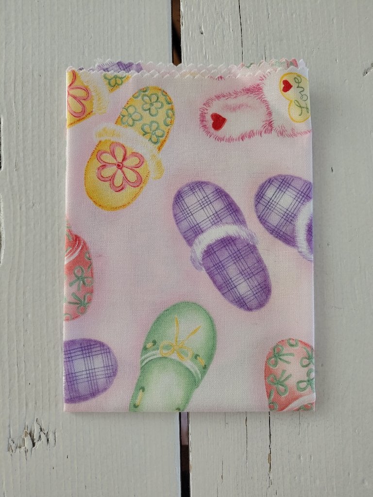 Mooie quiltstof/themastof - slofje/pantoffel, Hobby en Vrije tijd, Nieuw, Ophalen of Verzenden, 30 tot 120 cm, Katoen