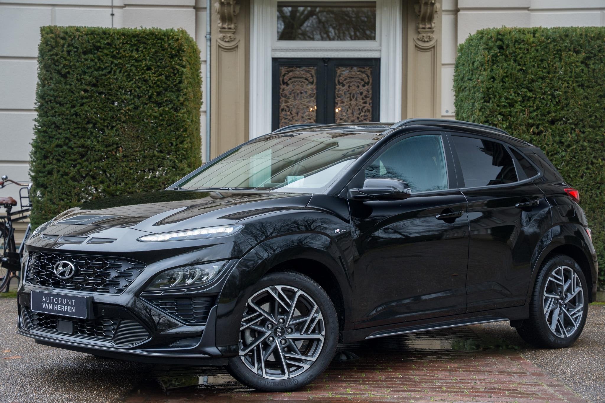 Hyundai Kona 1.6 T-GDI N-Line 199 PK | ADAPTIVE | STOELVENTI, Auto's, Stof, 4 cilinders, LED verlichting, Zwart