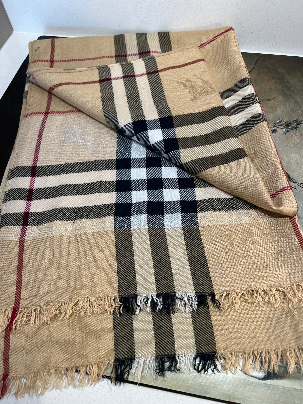 Burberry London Cashmere Sjaal - Beige Geruit, Kleding | Dames, Ophalen of Verzenden, Gedragen, Maat 42/44 (L), Sjaal