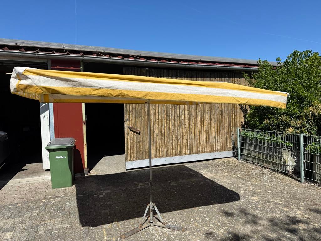 Leuke markt- of tuinparasol met metalen voet, Ophalen, Gebruikt, Stokparasol