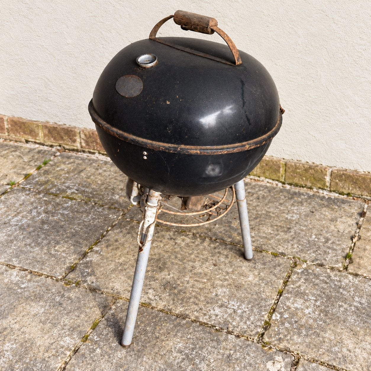 Goedwerkende kogelbarbecue met deksel, Ophalen, Gebruikt