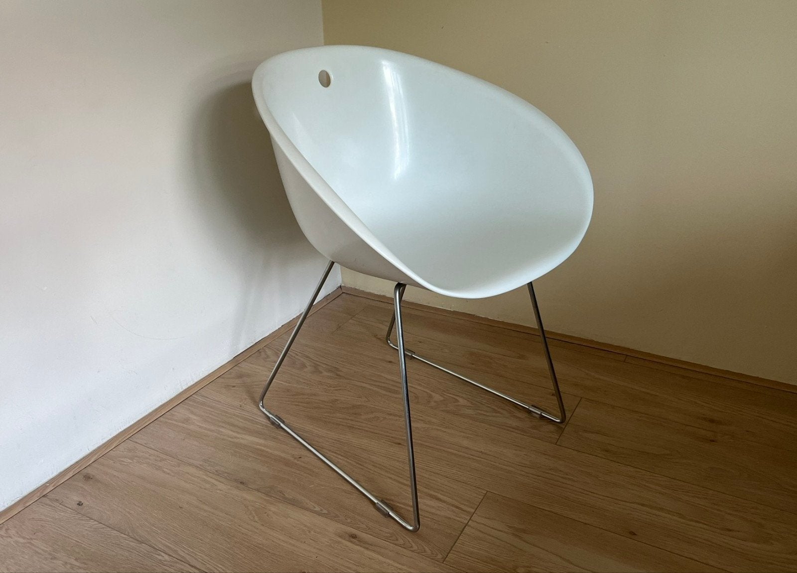Mooi wit kuipstoeltje Pedrali Gliss 920, nieuwprijs 150 euro, Ophalen, Minder dan 55 cm, Zo goed als nieuw, 60 cm of meer