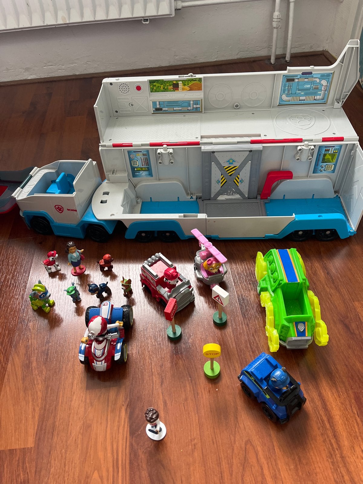 Paw Patrol bus met diverse accessoires en figuren, Ophalen, Gebruikt