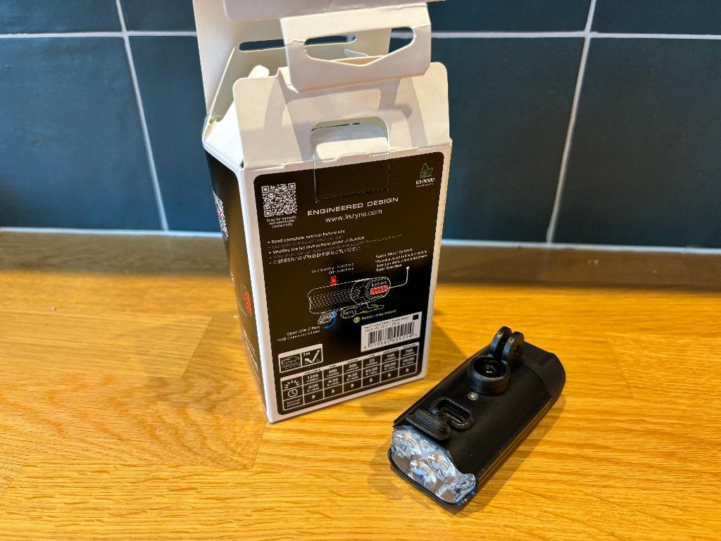 Krachtige Lezyne React Drive 1200 Lumen Koplamp – Z.G.A.N., Fietsen en Brommers, Voorlicht, Ophalen of Verzenden, Zo goed als nieuw