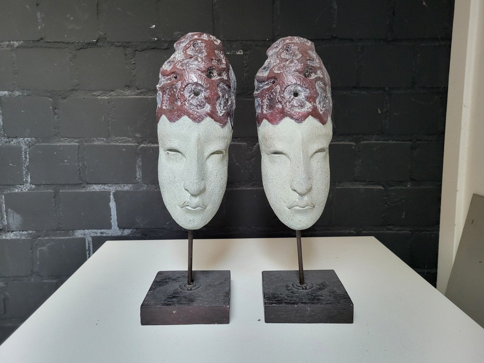 Set van 2 decoratieve maskers op sokkel, Ophalen, Handgemaakt, Masker, 20 - 50 cm