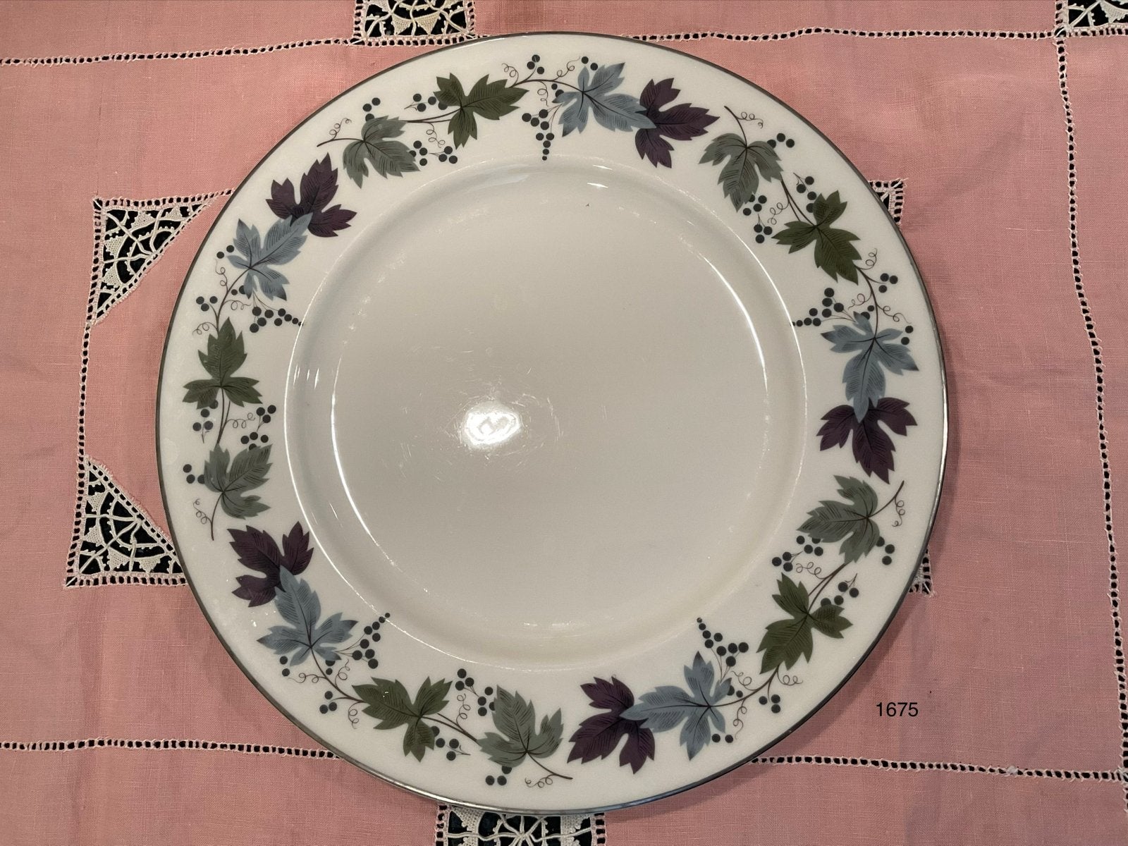 Royal Doulton Dinerbord Burgundy TC1001, Huis en Inrichting, Gebruikt, Overige merken, Klassiek, Ophalen of Verzenden