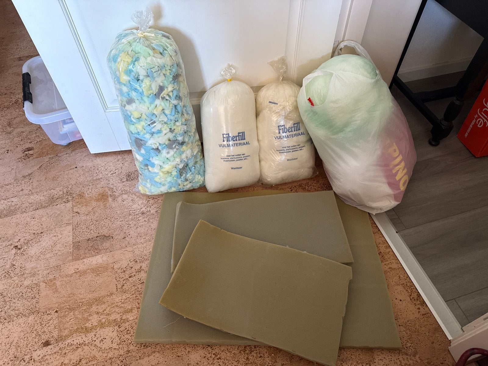 Diverse vulmaterialen en schuimrubber voor knutselen, Hobby en Vrije tijd, Knutselen, Ophalen, Gebruikt, Textiel, Meerkleurig