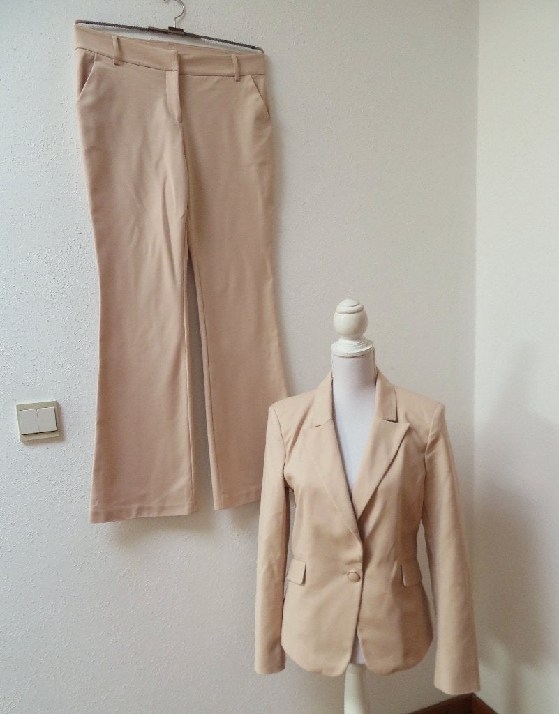 A25 MARCIANO GUESS kostuum broek + jasje beige M42 = 38 NL, Maat 38/40 (M), Kostuum of Pak, Beige, Ophalen of Verzenden