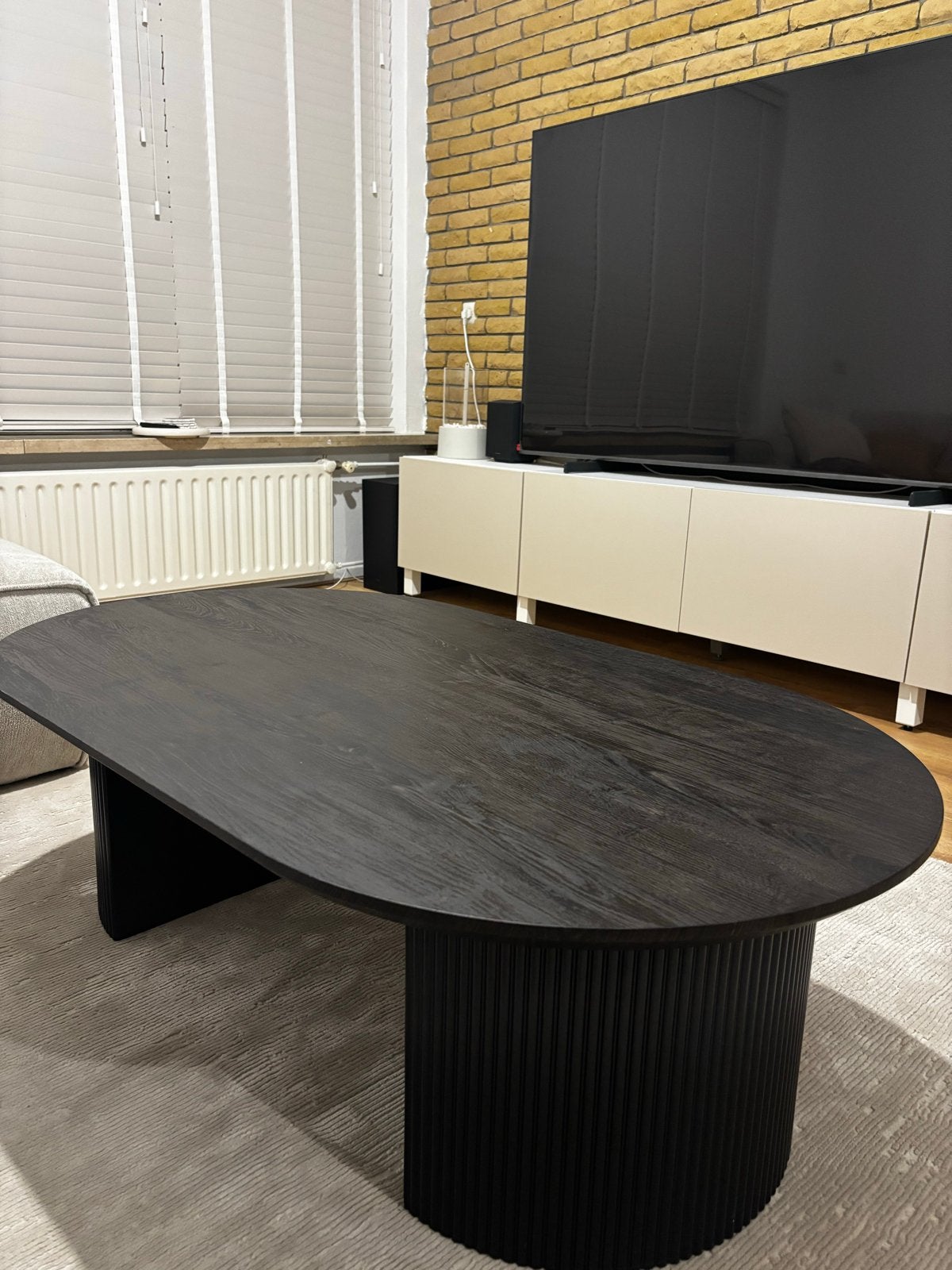 Moderne ovale salontafel - Donker hout, Huis en Inrichting, Ophalen, 100 tot 150 cm, 50 tot 100 cm, Zo goed als nieuw