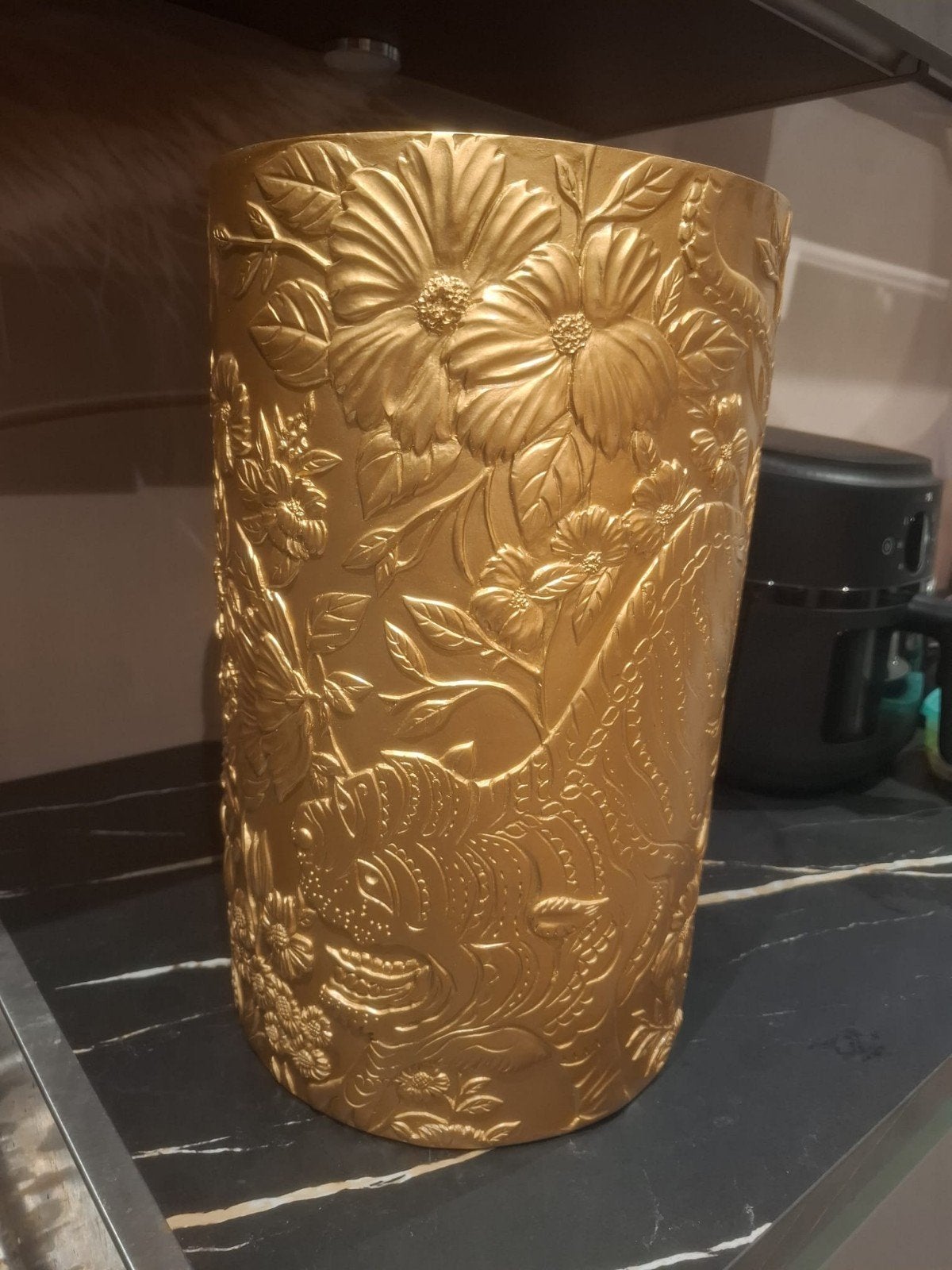 Gouden vaas met bloemen reliëf - Bold Monkey, Ophalen of Verzenden