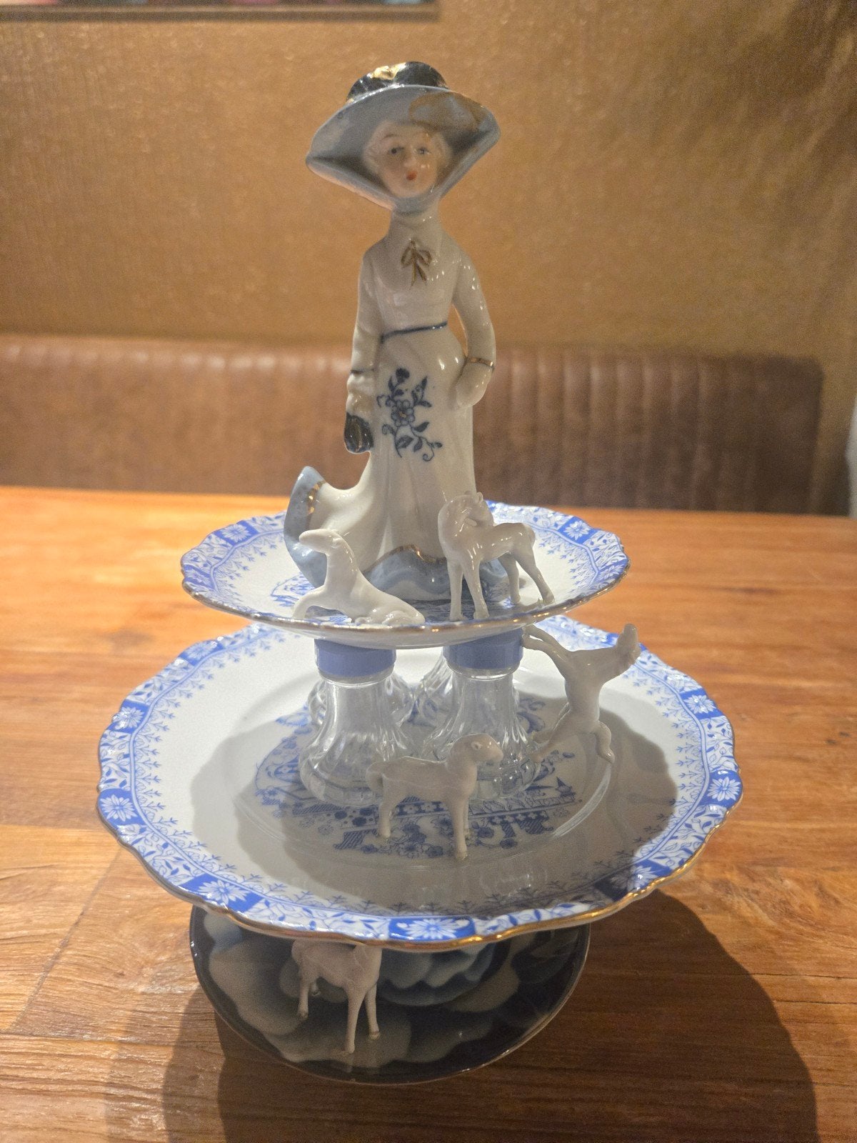Porseleinen Etagere in Blauw-Wit, met een dame en paarden, Ophalen of Verzenden, Gebruikt, Etagère, Steen/keramiek