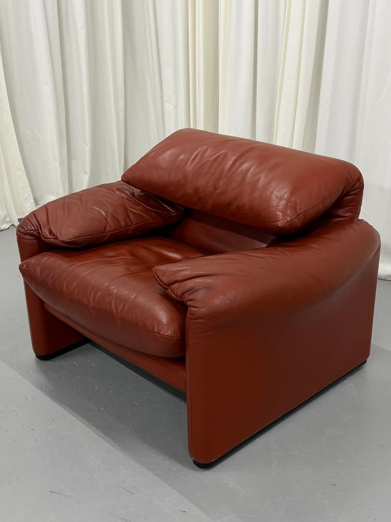 Leren Cassina Maralinga fauteuil in rood/bruin, Huis en Inrichting, Fauteuils, Ophalen, Gebruikt, 50 tot 75 cm, Italiaans design