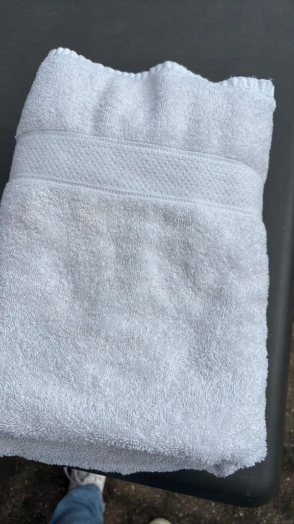 2 Handdoeken, Huis en Inrichting, Badkamer | Badtextiel en Accessoires, Ophalen, Zo goed als nieuw, Wit, Handdoek