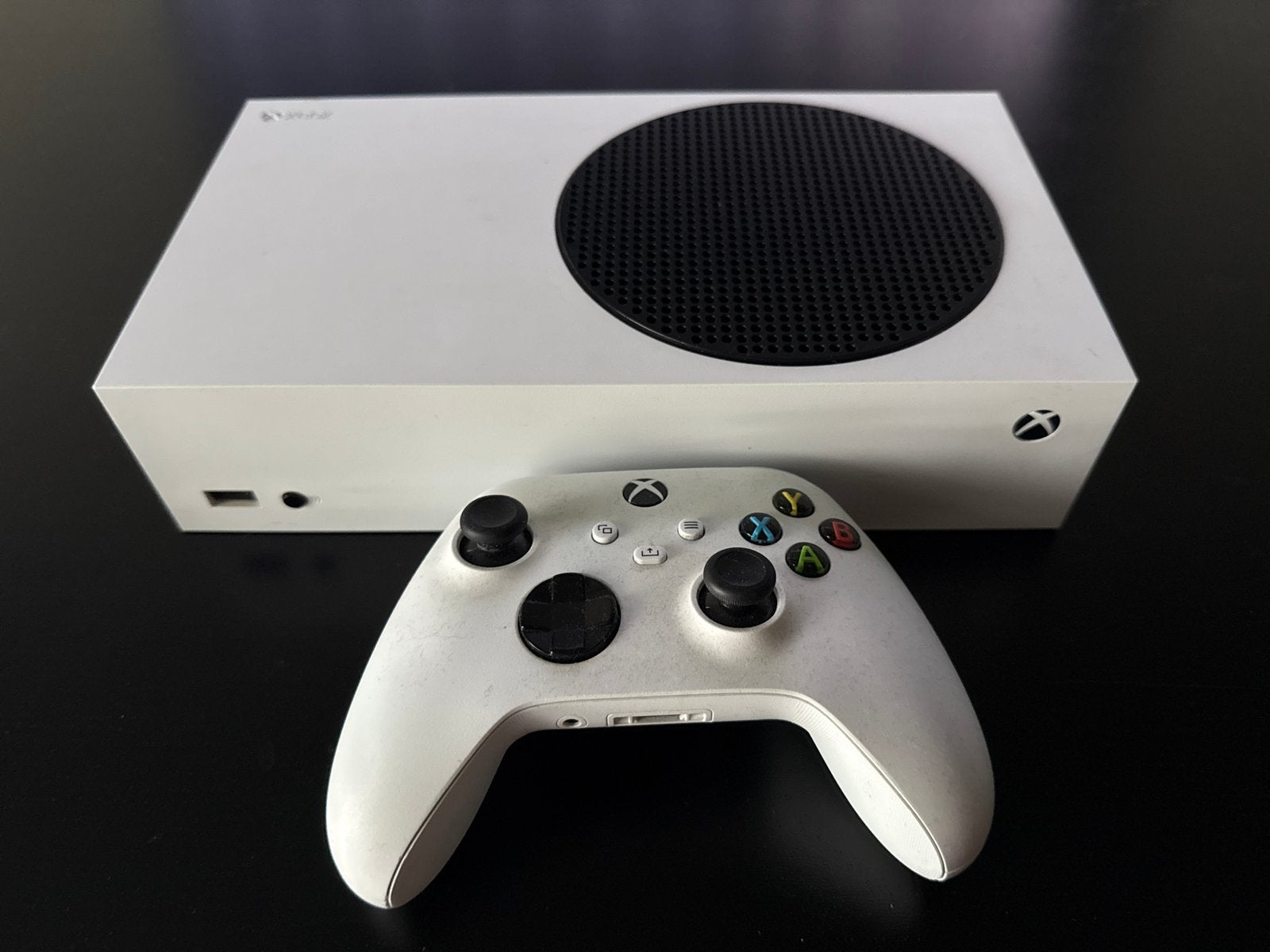 Foto 2 van Xbox Series S met controller en kabels