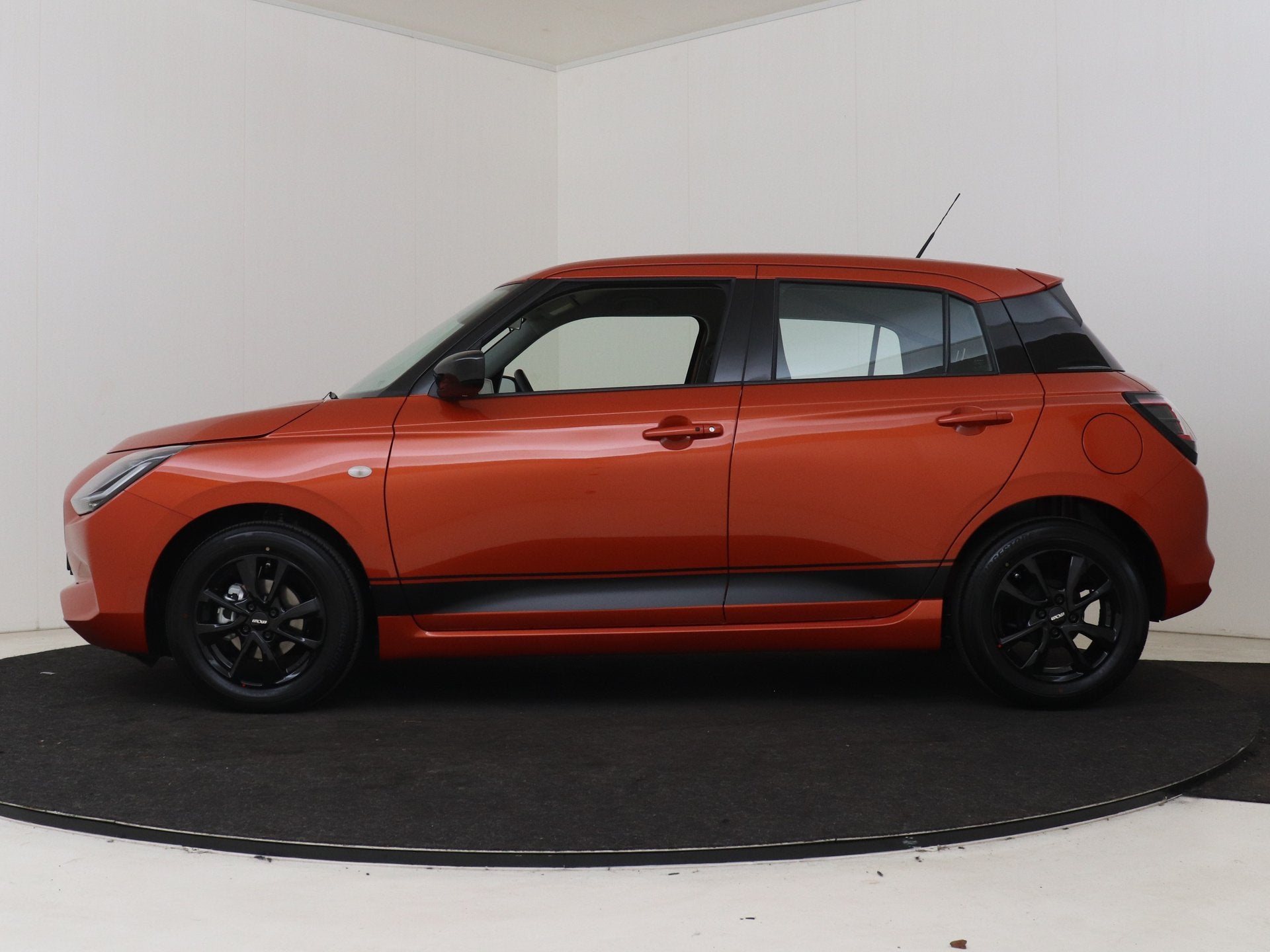 Suzuki Swift 1.2 Blackline Smart Hybrid Ltd. | Smart Entry &, Voorwielaandrijving, 12 maanden, Stof, Zwart