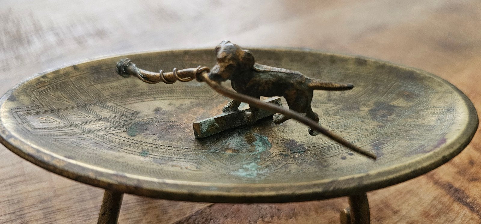 Antieke bronzen hondenbeeldje op schaal, Antiek en Kunst, Ophalen of Verzenden