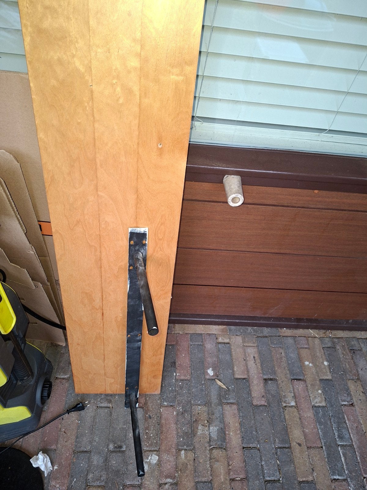 Houten plank met metalen beugel, Ophalen