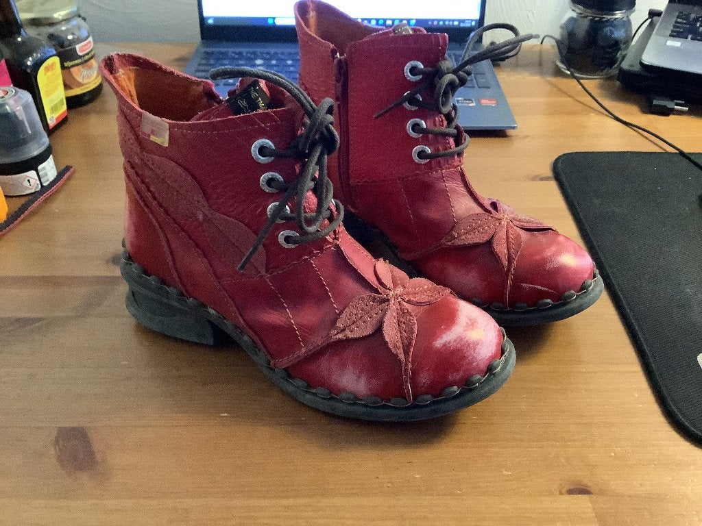 TMA Eyes company 1991 hoge schoenen rood maat 37, Lage of Enkellaarzen, Ophalen of Verzenden, Zo goed als nieuw, TMA