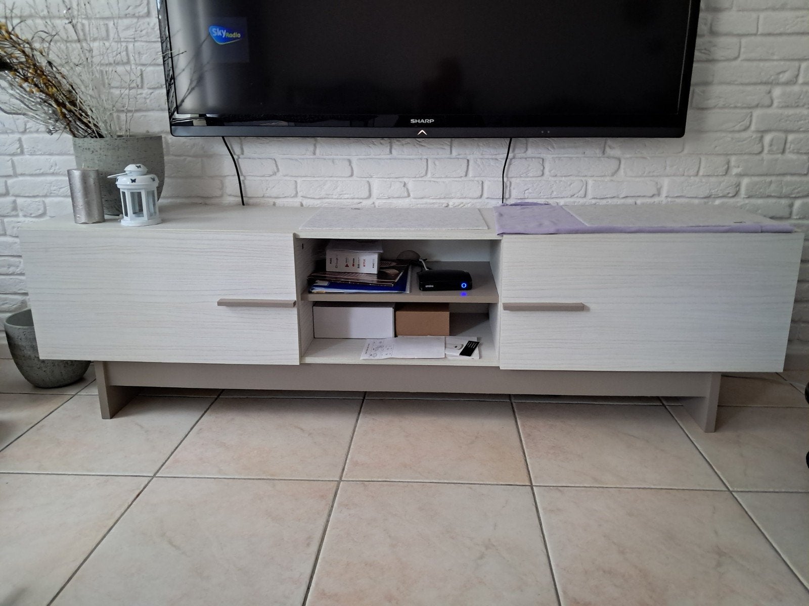 Stijlvol TV-meubel wit/taupe (180 x 41 cm), Huis en Inrichting, Kasten | Televisiemeubels, Zo goed als nieuw, Minder dan 100 cm