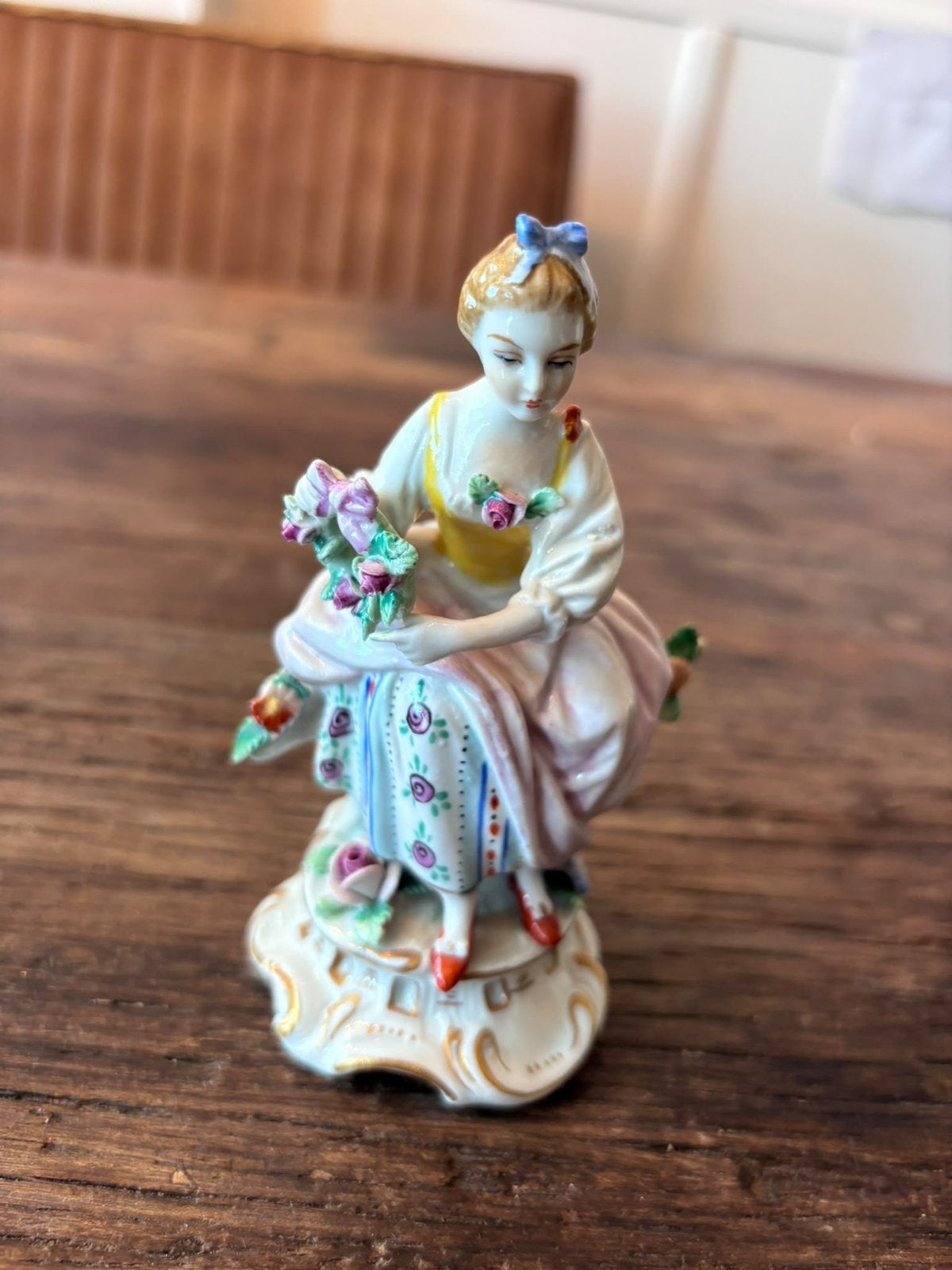 Sitzendorf porseleinen damesfiguur met bloemen – Duits, Ophalen